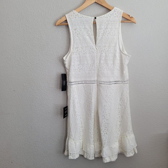 Elegant White Lace Sleeveless Dress - Picture 3 of 12